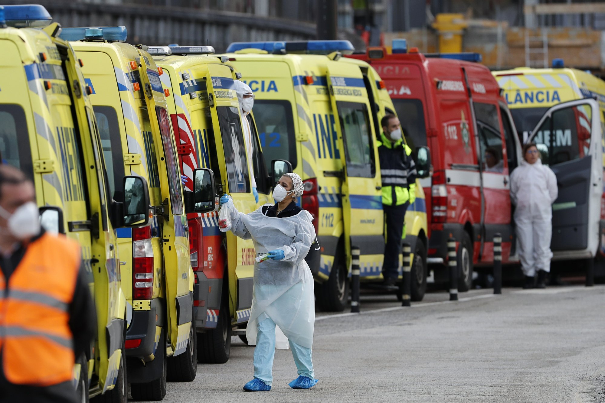 Ambulances queue outside hospital in Portugal - enlarge